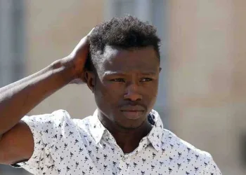 Imigrante que escalou prédio para salvar criança ganha cidadania francesa