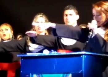 Aluna manda recado em juramento de formatura após suspeita de traição!!