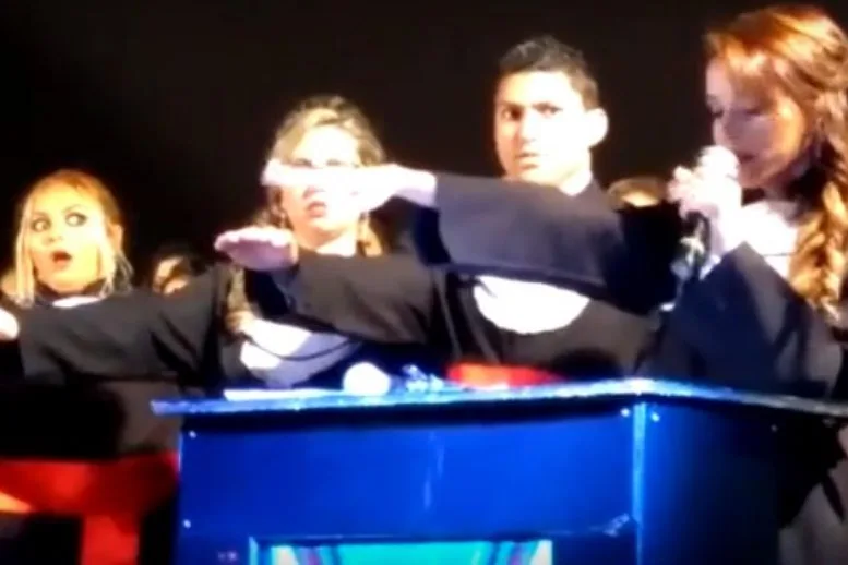 Aluna manda recado em juramento de formatura após suspeita de traição!!