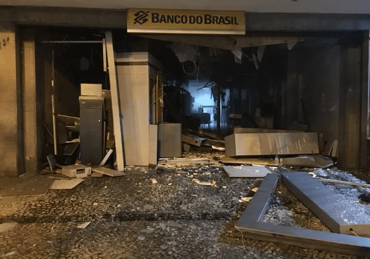 BANDIDOS EXPLODEM BANCO NO RJ!!!