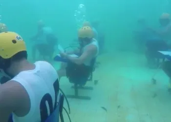 Em curso de mergulho, bombeiros fazem prova escrita embaixo d’água