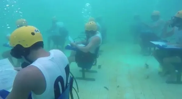 Em curso de mergulho, bombeiros fazem prova escrita embaixo d’água