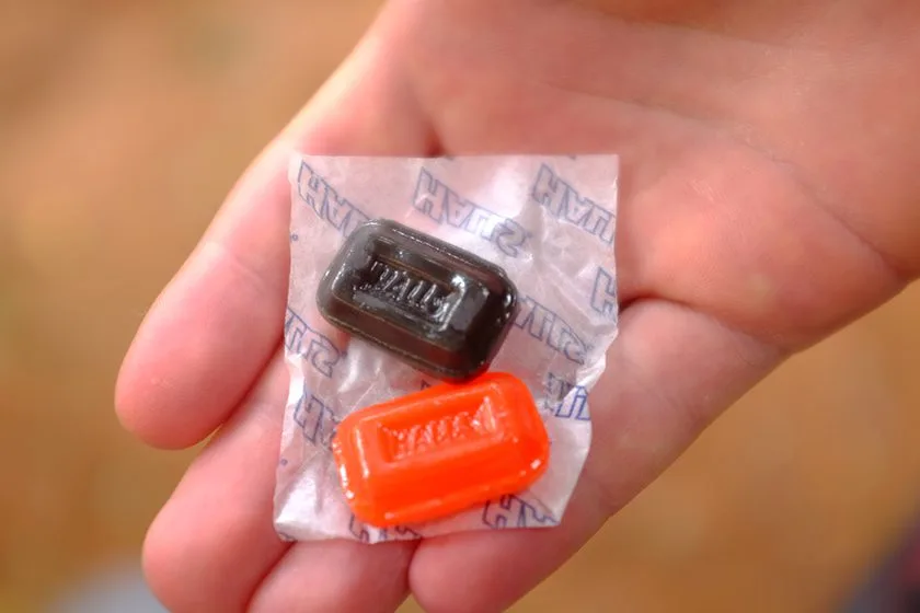 VAI UMA BALINHA AI SENHORA? CUIDADO…..