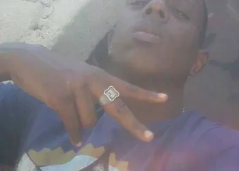 JOVEM É MORTO APÓS FURAR BLOQUEIO NA VILA MILITAR!! MORADORES FAZEM PROTESTO!!!