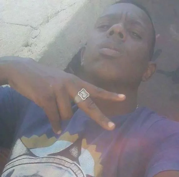 JOVEM É MORTO APÓS FURAR BLOQUEIO NA VILA MILITAR!! MORADORES FAZEM PROTESTO!!!