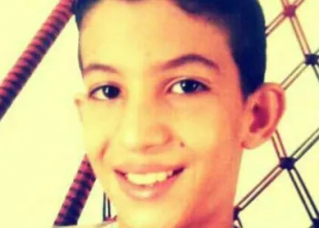 Menino de 12 anos morre após ser atingido por trave de gol em escola