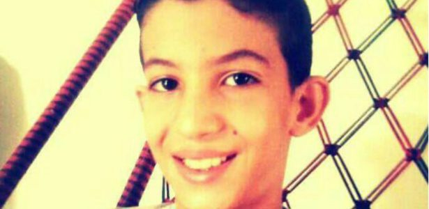 Menino de 12 anos morre após ser atingido por trave de gol em escola