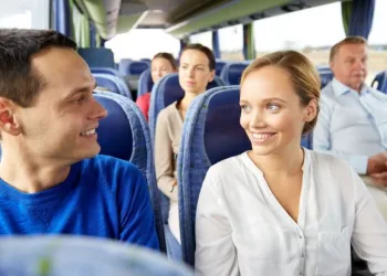 Pessoas mais felizes conversam com desconhecidos no transporte público