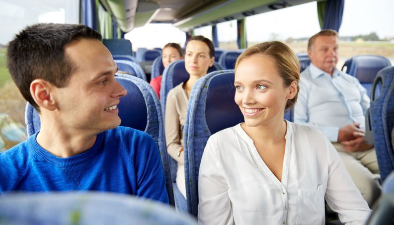 Pessoas mais felizes conversam com desconhecidos no transporte público