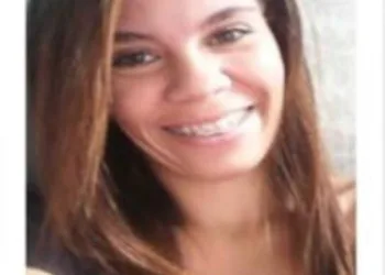 MULHER QUE ESCONDIA DROGAS NAS ROUPAS DO PRÓPRIO BEBÊ É PRESA NO RJ