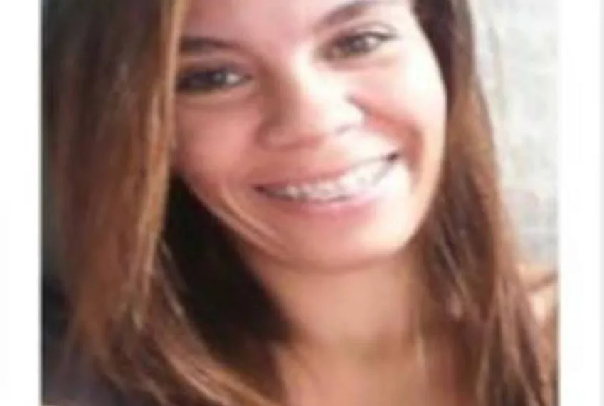 MULHER QUE ESCONDIA DROGAS NAS ROUPAS DO PRÓPRIO BEBÊ É PRESA NO RJ