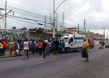HOMEM MORRE AO PULAR EM ESTAÇÃO DE TREM NO RJ!!