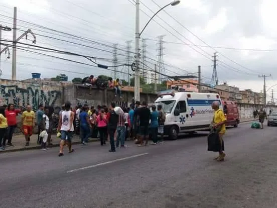 HOMEM MORRE AO PULAR EM ESTAÇÃO DE TREM NO RJ!!