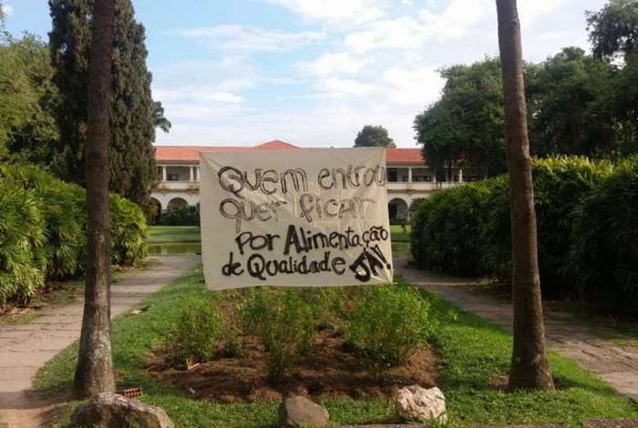 DENUNCIA!!! COMIDA ESTRAGADA PARA OS ALUNOS DA RURAL!!