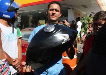 BRASILEIRO PRECISA SER ESTUDADO!! MOTOBOY LEVA TANQUE DA MOTO PRA ABASTECER!!