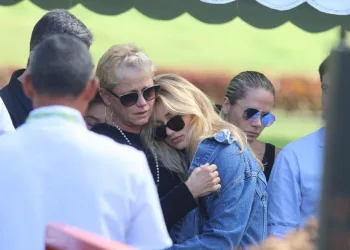 XUXA SE DESPEDE DA MÃE…(FOTOS)