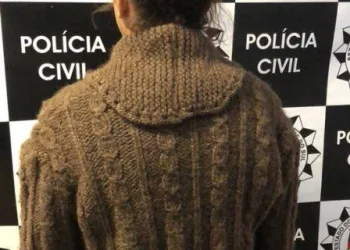 Mulher é presa  por morder e queimar os filhos de 2 e 4 anos!!!