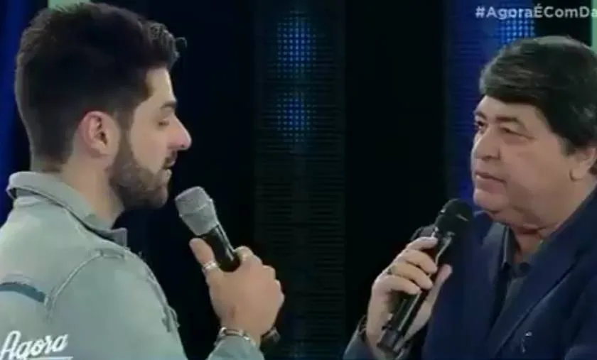 Apreentador manda beijo para fã morta e deixa dj desconfortável