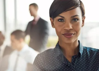 Homem larga namorada sem aviso e, 10 anos depois, ela vira sua chefe