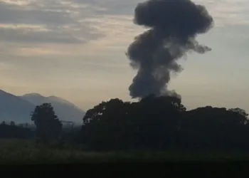 AVIÃO DA FAB CAI EM BAIRRO DA ZONA OESTE!!!( FOTOS)