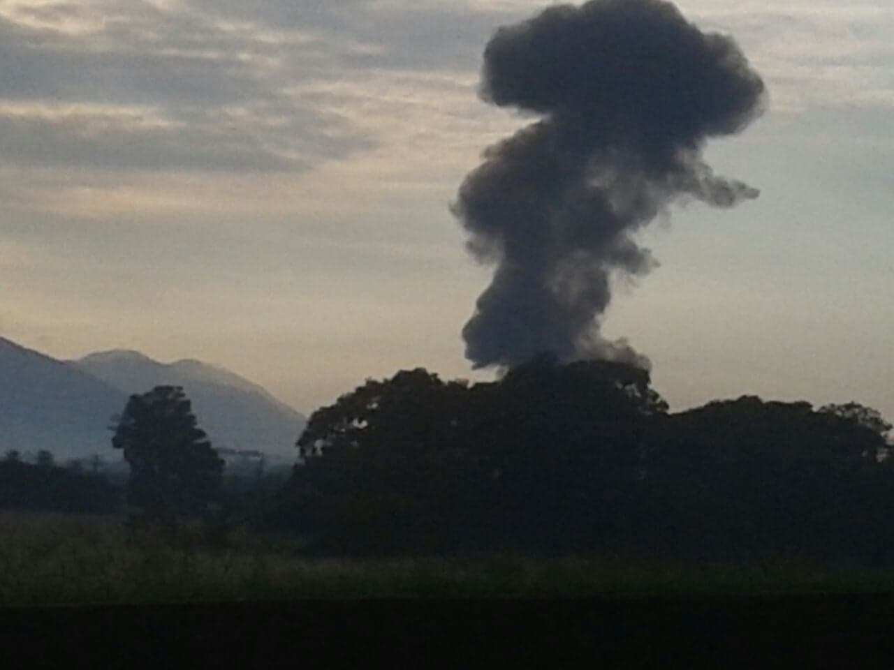 AVIÃO DA FAB CAI EM BAIRRO DA ZONA OESTE!!!( FOTOS)