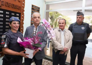 A policial militar que matou bandido na porta de escola é homenageada no Dia das Mães
