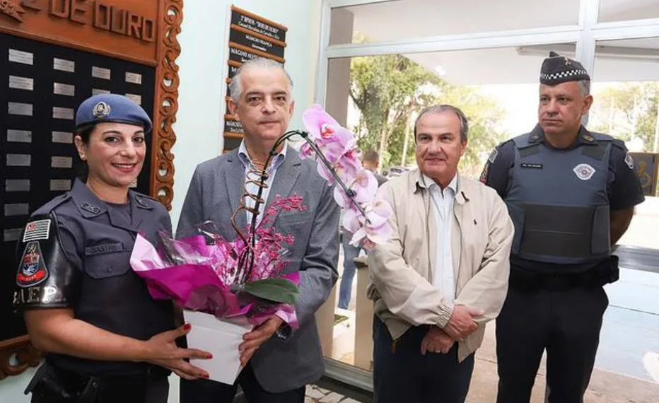 A policial militar que matou bandido na porta de escola é homenageada no Dia das Mães