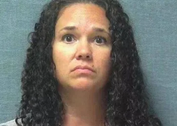 Professora é condenada por fazer sexo com três alunos