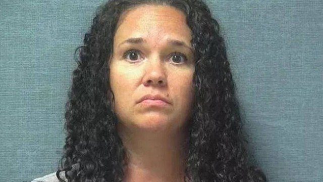 Professora é condenada por fazer sexo com três alunos