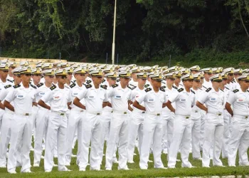 Marinha abre seleção com salários de até R$ 11 mil