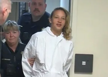 Mãe é presa após dar mais de 50 facadas na filha de 11 anos