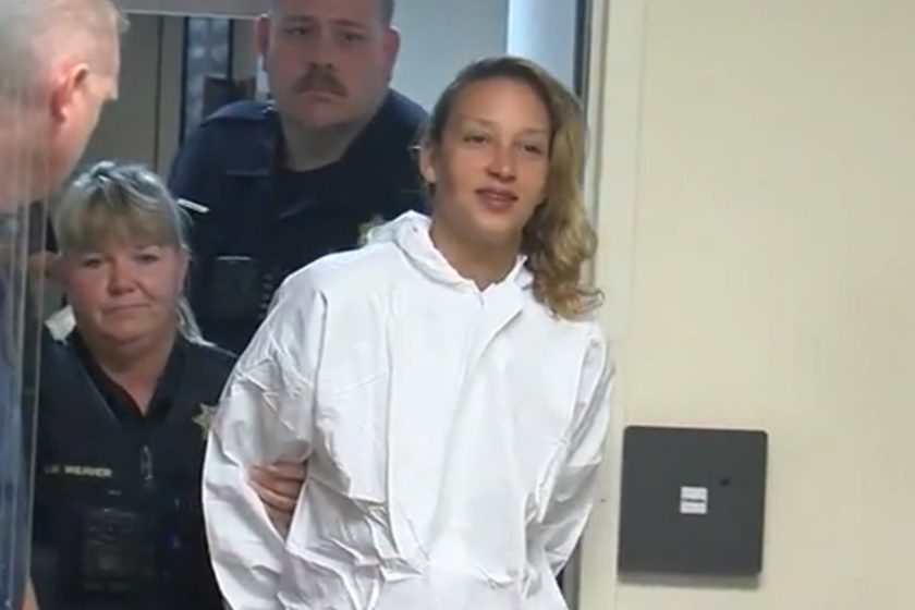 Mãe é presa após dar mais de 50 facadas na filha de 11 anos