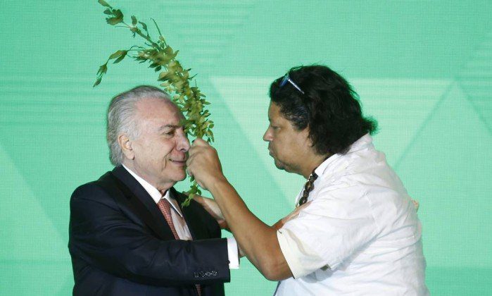 Pai de santo que benzeu Temer vira assessor da prefeitura do Rio