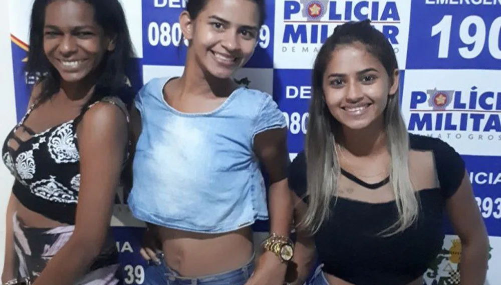 gêmeas e amiga posam para foto ao serem presas por tráfico de droga!! É mole?