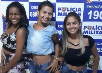 gêmeas e amiga posam para foto ao serem presas por tráfico de droga!! É mole?