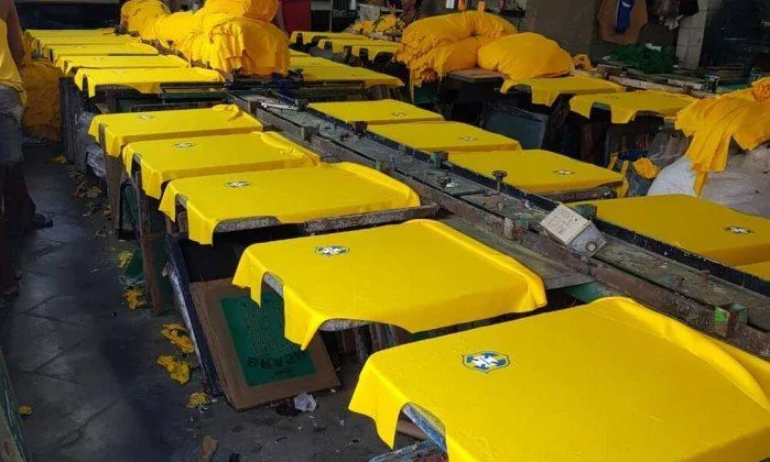 Polícia fecha fábrica de camisas piratas da seleção brasileira!!!