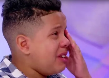 Menino chora após perder disputa e derrete coração de Silvio Santos