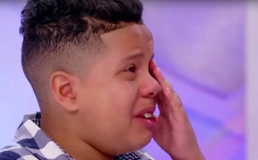 Menino chora após perder disputa e derrete coração de Silvio Santos