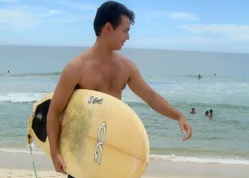 Surfista  carioca que morreu pegando onda pode virar santo!!! Entenda…