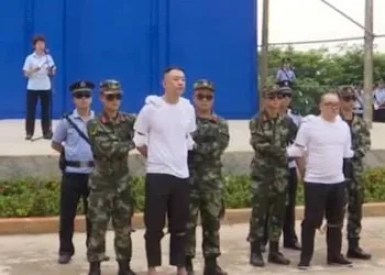 CHINA CONDENA 2 TRAFICANTES À MORTE DIANTE DE CENTENAS DE CRIANÇAS