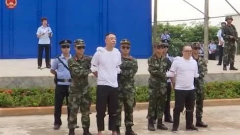 CHINA CONDENA 2 TRAFICANTES À MORTE DIANTE DE CENTENAS DE CRIANÇAS