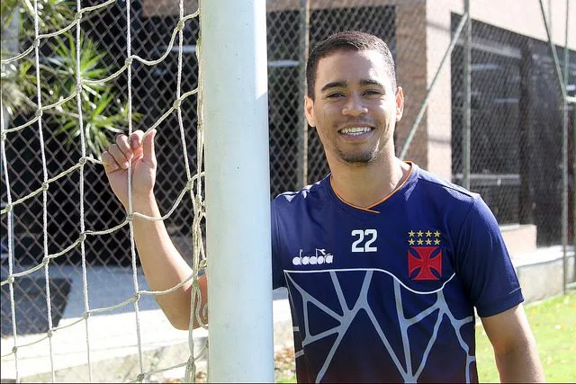 Yago Pikachu renova contrato com o Vasco por mais três temporadas