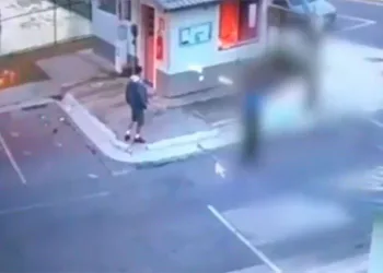 Homem joga gasolina em porteiro, acende isqueiro e queima a vitima no RJ!!! (VIDEO)