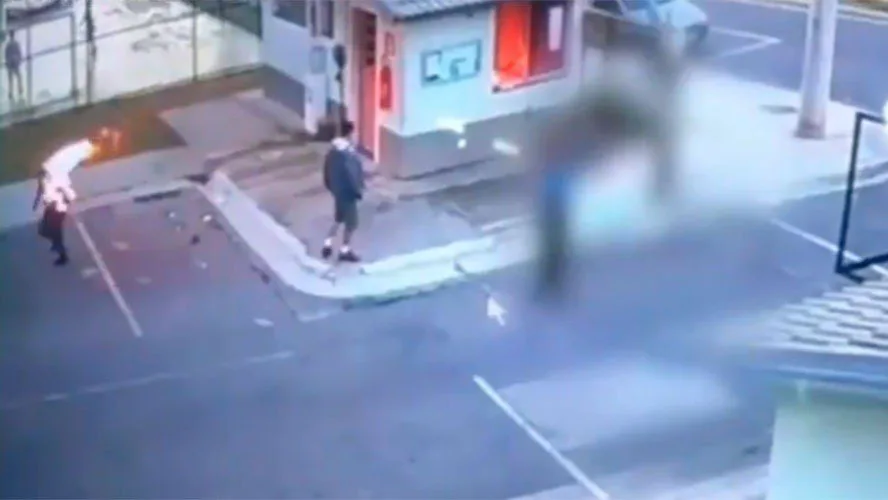 Homem joga gasolina em porteiro, acende isqueiro e queima a vitima no RJ!!! (VIDEO)