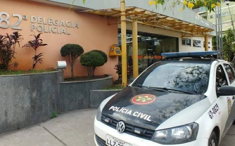 POLICIAL MILITAR É PRESO AO BALEAR JOVENS QUE PULARAM SUA CASA NO RJ!!!