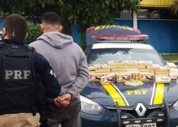 PRF APREENDE 45 TABLETES DE COCAÍNA QUE SERIAM ENTREGUES EM COMUNIDADES NO RJ
