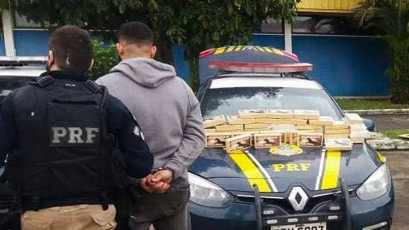 PRF APREENDE 45 TABLETES DE COCAÍNA QUE SERIAM ENTREGUES EM COMUNIDADES NO RJ