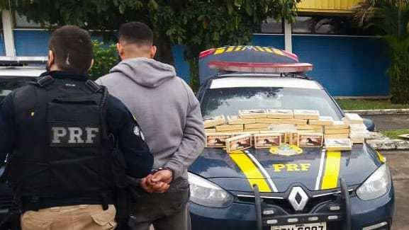 PRF APREENDE 45 TABLETES DE COCAÍNA QUE SERIAM ENTREGUES EM COMUNIDADES NO RJ