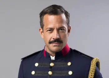 Malvino Salvador provoca fãs ao aparecer seminu: “Multiplica, Jesus”