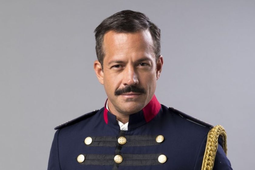 Malvino Salvador provoca fãs ao aparecer seminu: “Multiplica, Jesus”